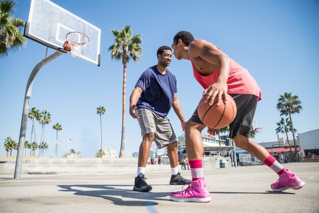 Amis jouant au basket