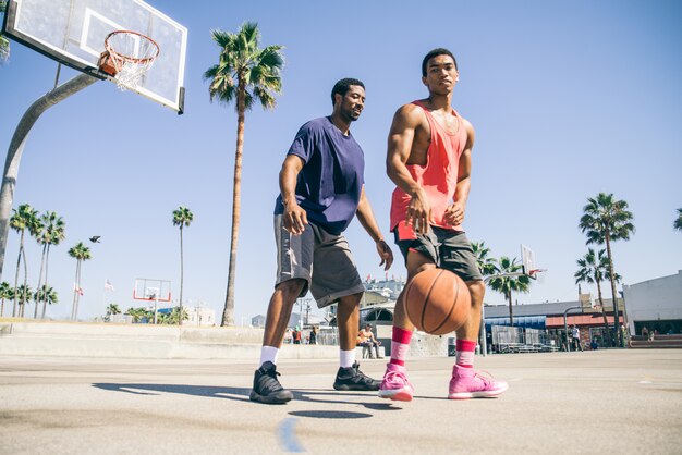 Amis jouant au basket