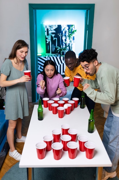 Amis jouant au beer pong