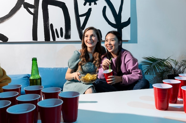 Amis jouant au beer pong