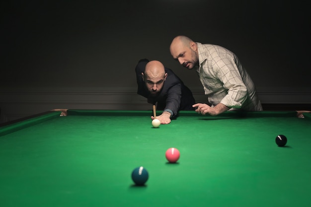 Amis Jouant Au Billard