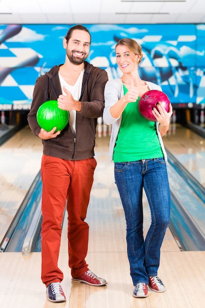 Amis jouant au bowling au bowling