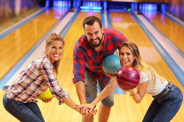 amis jouant au bowling