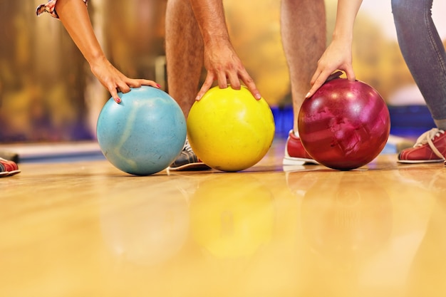 amis jouant au bowling