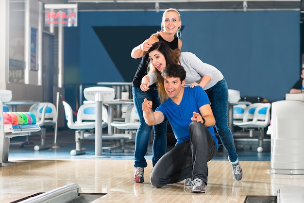 Amis jouant au bowling