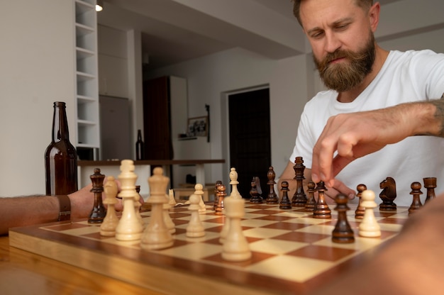 Photo amis jouant au jeu d'échecs