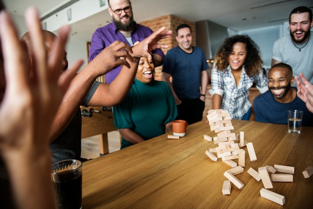 Photo amis jouant au jeu ensemble à la maison