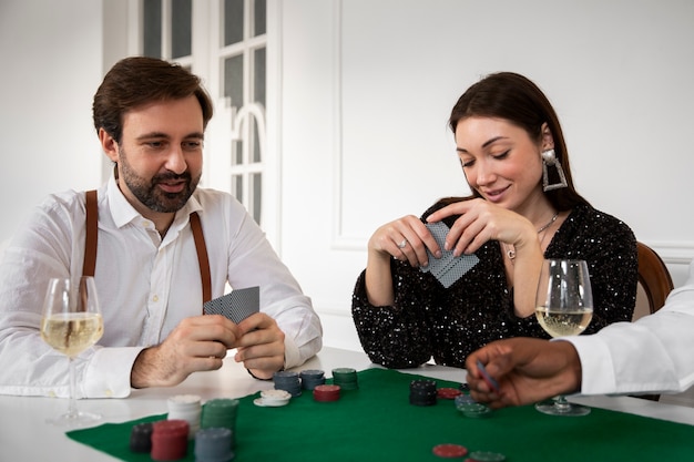 Amis jouant au poker ensemble