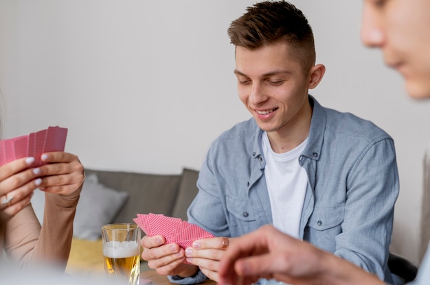 Amis jouant au poker ensemble