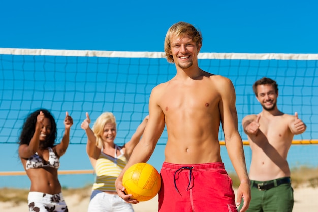 Amis jouant au volleyball de plage