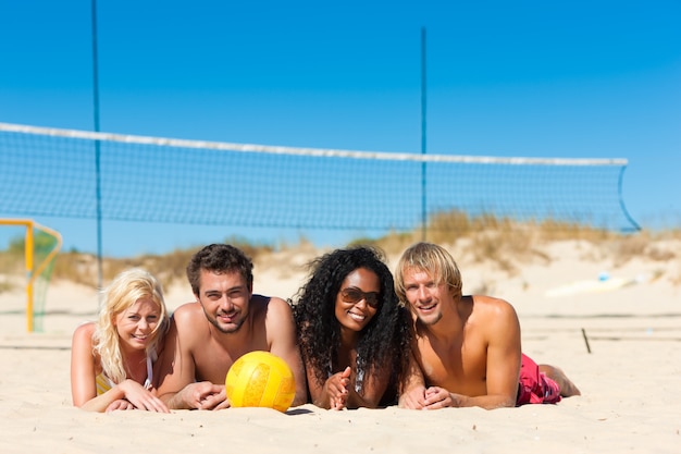 Amis jouant au volleyball de plage