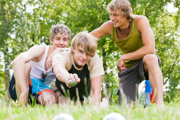 Amis jouant à la boule