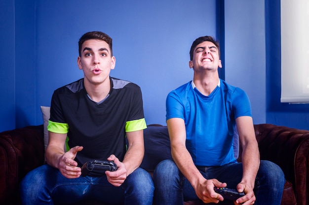 Amis jouant sur la console