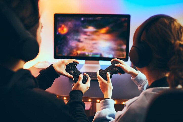 Photo amis jouant à des jeux vidéo joueurs jouant à un tournoi de championnat compétition et salle de jeu amusante