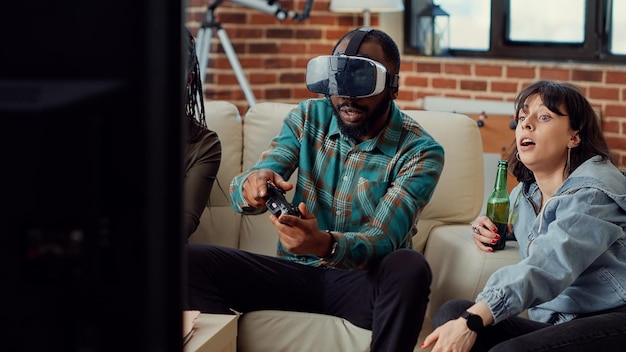 Amis jouant à des jeux vidéo avec des lunettes vr et perdant le défi sur la console de télévision, utilisant un casque de réalité virtuelle pour perdre la compétition de jeu. Se sentir triste à propos du gameplay perdu.