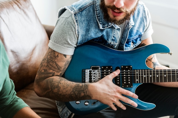 Amis jouant de la musique ensemble