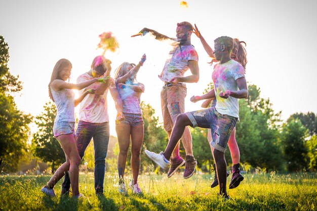 Amis jouant avec de la poudre de holi