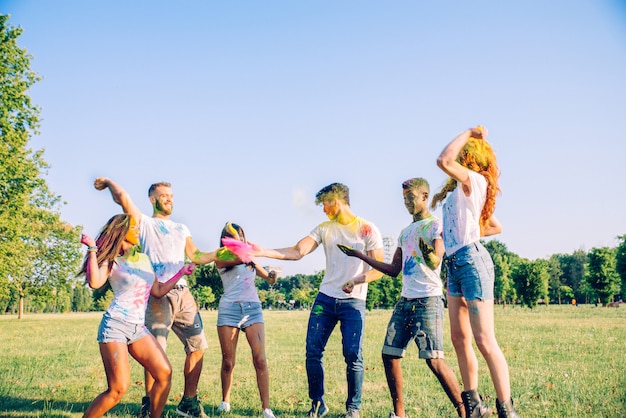 Amis jouant avec de la poudre de holi