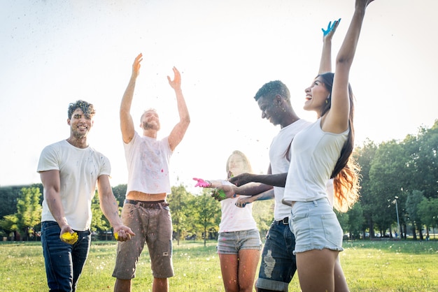 Amis jouant avec de la poudre de holi