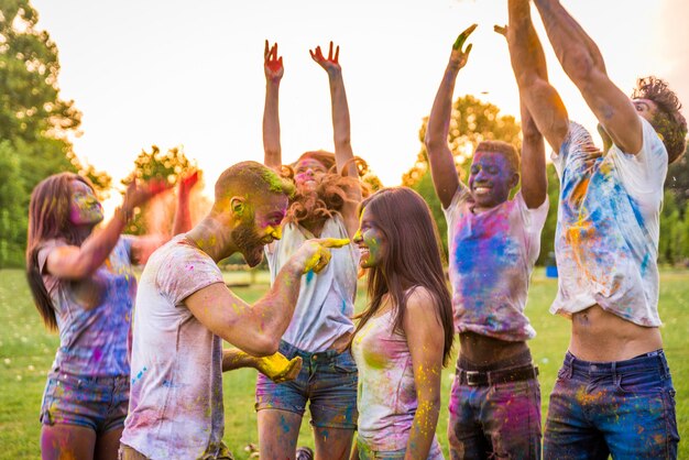 Amis jouant avec de la poudre de holi