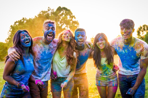 Amis jouant avec de la poudre de holi