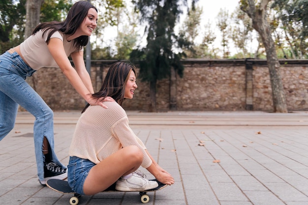 Amis jouant et s'amusant avec un patin