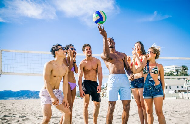 Des amis jouent au beach-volley