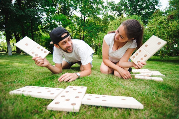 Photo amis joueurs de domino sur l'herbe verte.