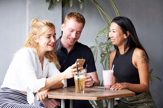 Amis joyeux au repos au café