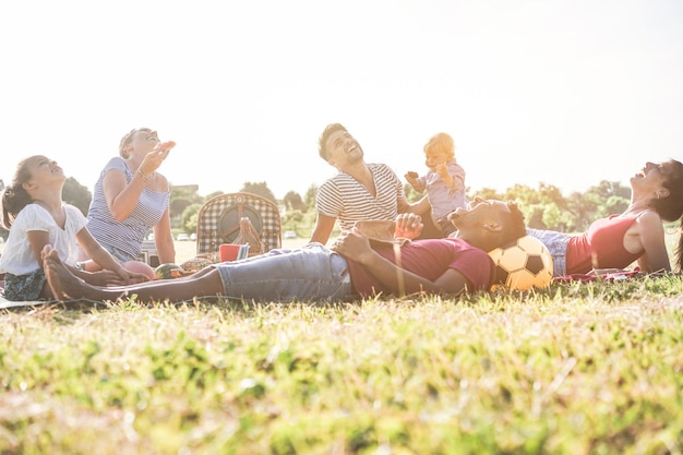 Photo des amis joyeux et de la famille faisant la fête sur le terrain d'herbe