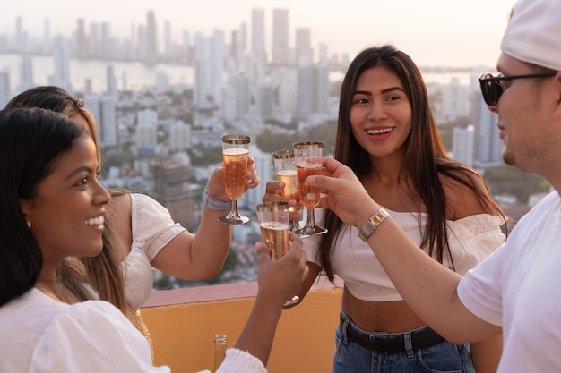 Amis latins grillant des verres à vin en fête