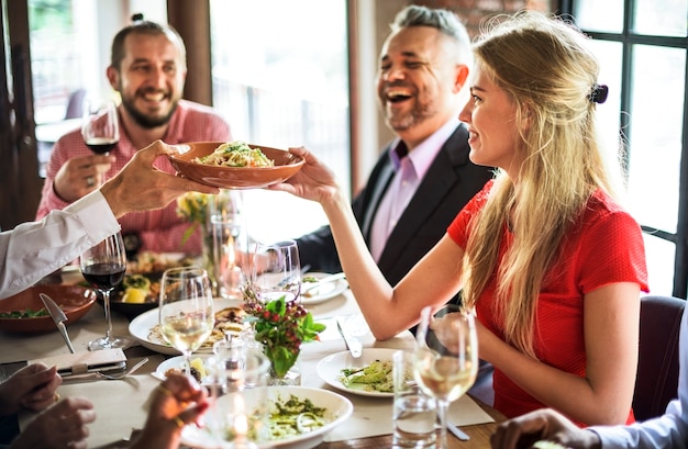 Amis lors d&#39;un dîner