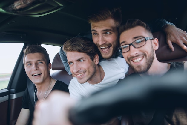 Amis louant une voiture et conduisant quelque part