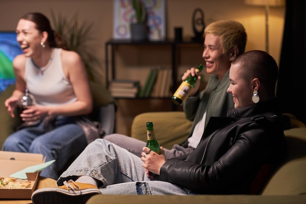 Photo des amis à la maison qui s'amusent.