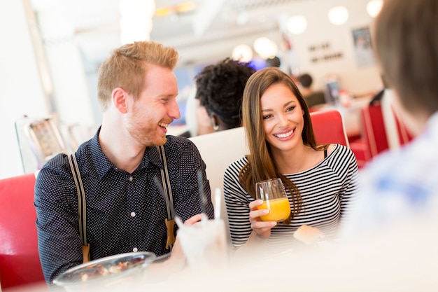 Amis mangeant au diner