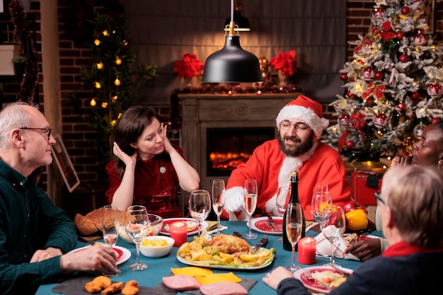 Des amis mangent à la maison.