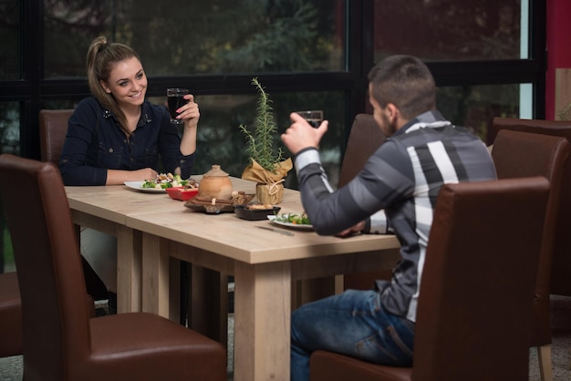 Amis, manger dans un restaurant et avoir l'air heureux