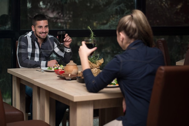 Amis, manger dans un restaurant et avoir l'air heureux