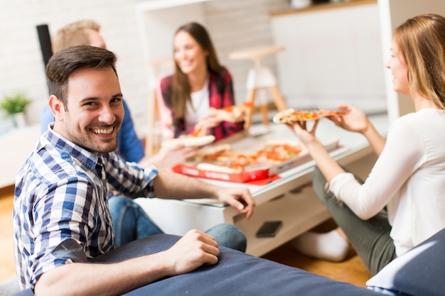 Amis, manger de la pizza dans la chambre