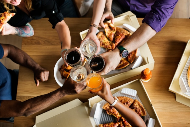 Amis, manger de la pizza ensemble à la maison