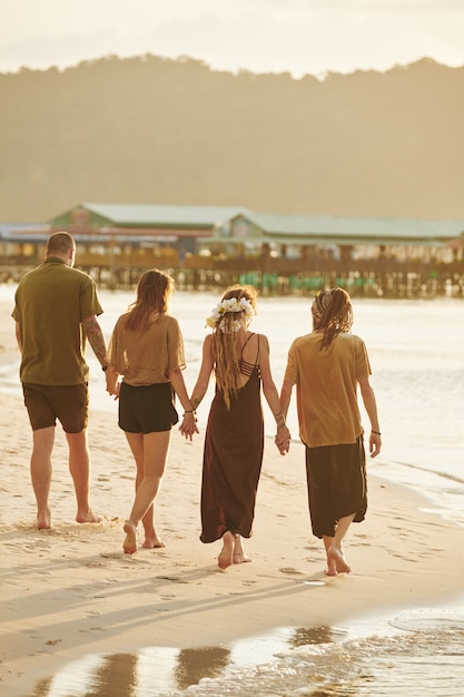 Amis marchant sur la plage de la mer