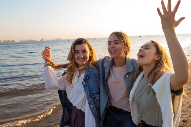 les amis marchent sur la plage le bonheur de la communication