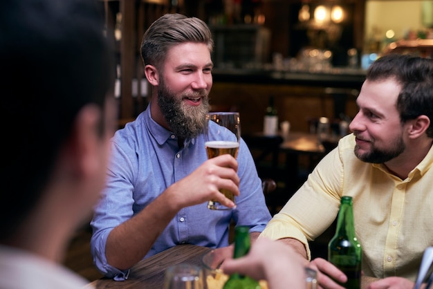 Amis masculins passant du temps ensemble dans le pub