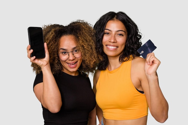 Amis montrant une carte de crédit et un téléphone portable, ils vous invitent à ouvrir un compte bancaire