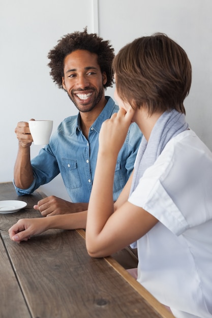 Amis occasionnels prenant un café ensemble au café