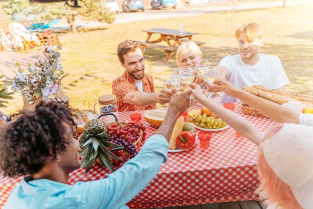 Les amis ont un pique-nique et un toast avec du vin