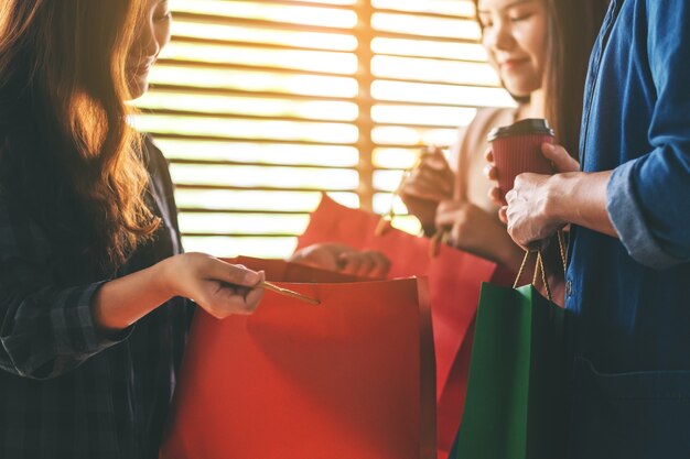 Amis ouvrant et regardant ensemble des sacs à provisions