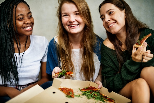 Photo amis partageant une pizza