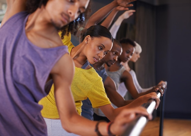 Amis et partenaires de danse Photo d'un groupe de personnes pratiquant dans un studio de danse