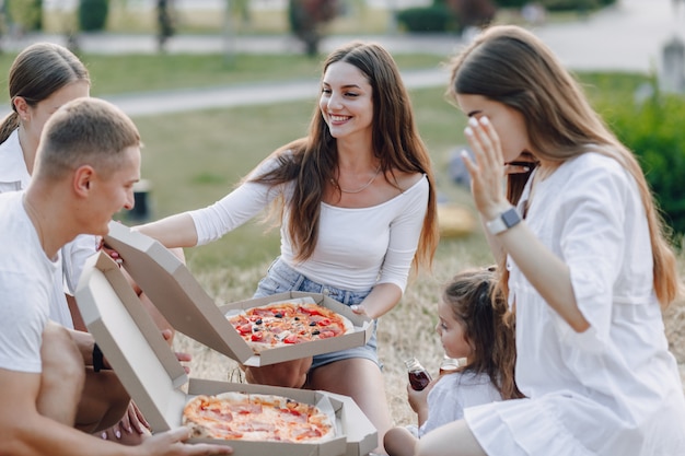 Amis de pique-nique avec pizza et boissons